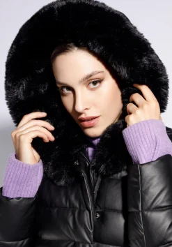 Damska długa kurtka z pikowanej ekoskóry z paskiem czarna><noscript><img width=