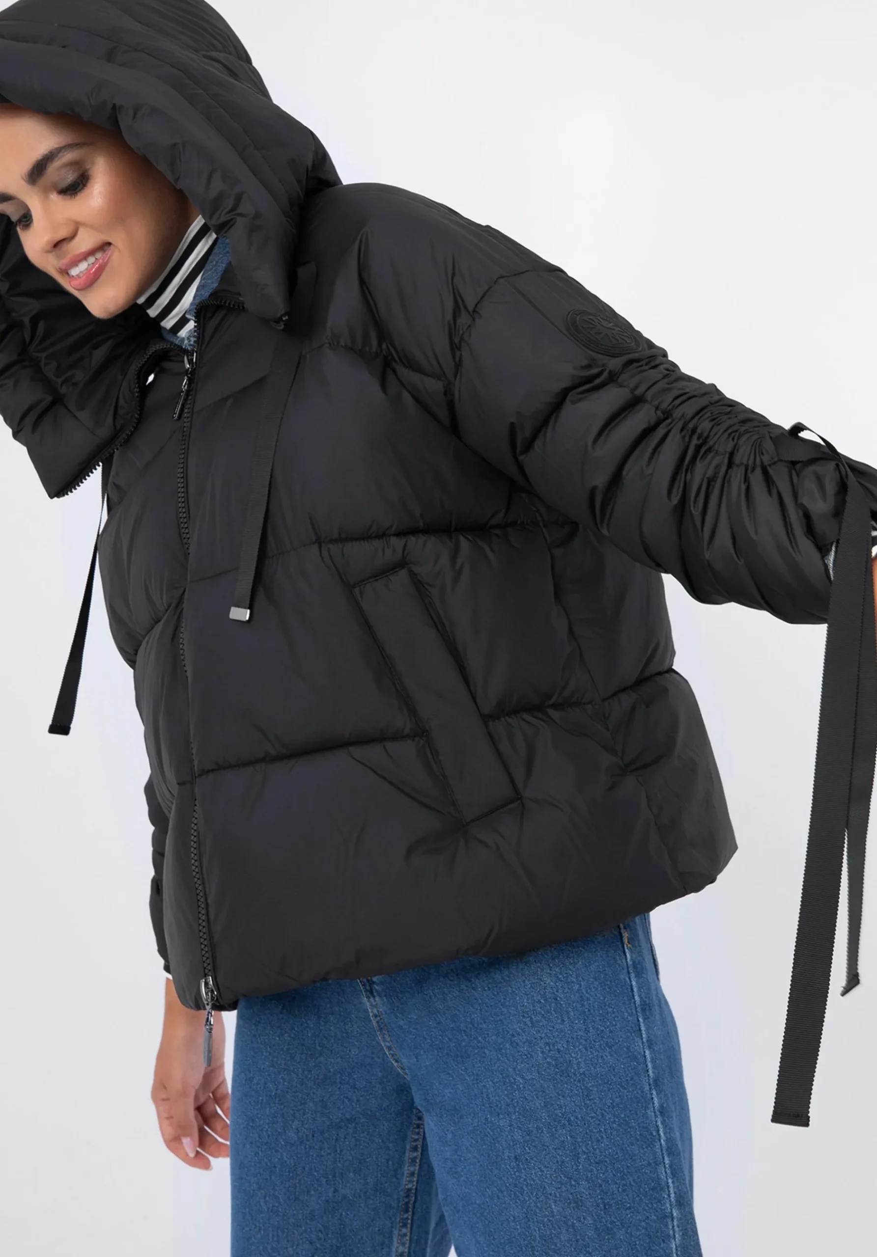 Damska kurtka oversize pikowana ze ściągaczami na rękawach czarna>WITTCHEN Outlet