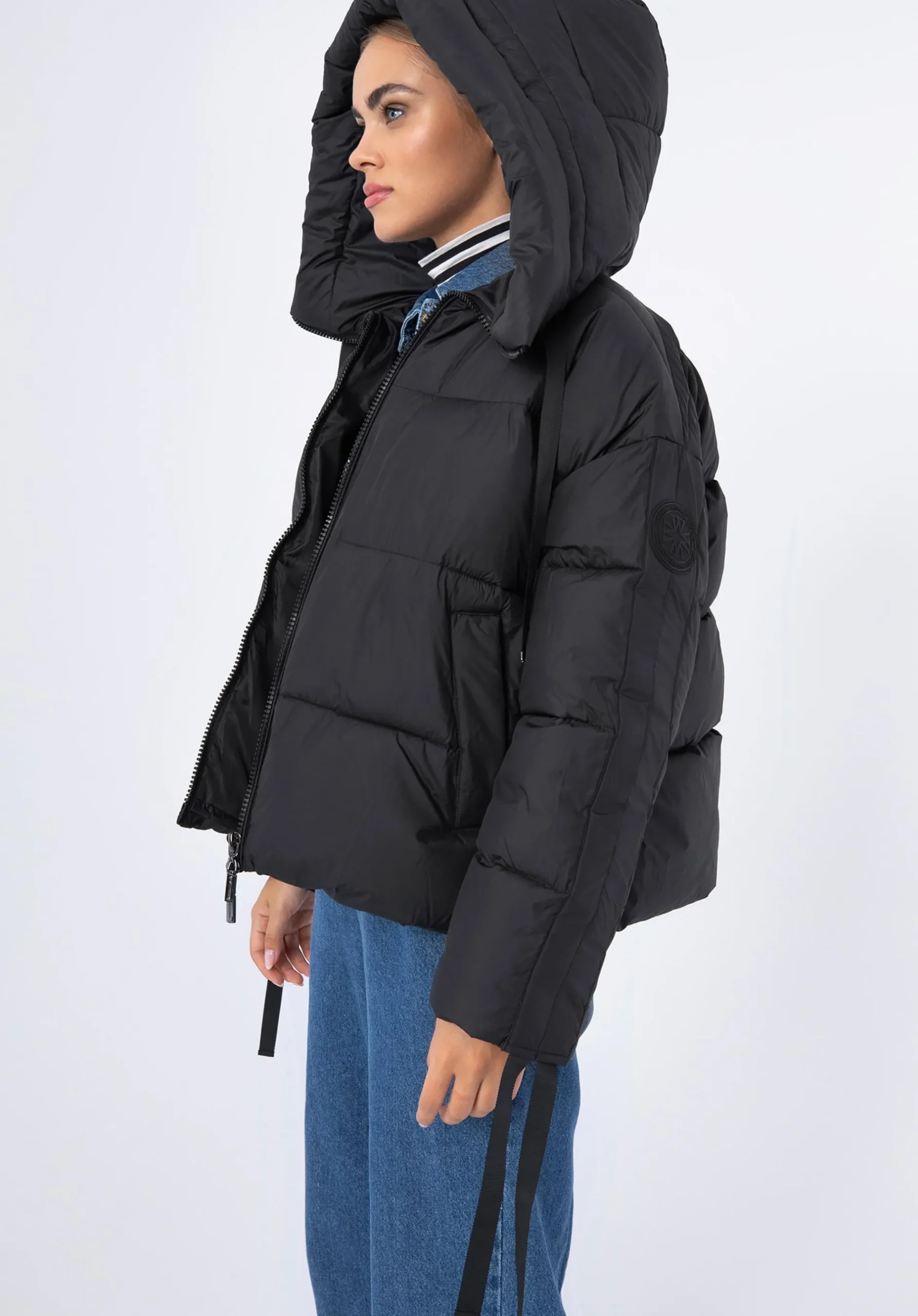 Damska kurtka oversize pikowana ze ściągaczami na rękawach czarna>WITTCHEN Outlet