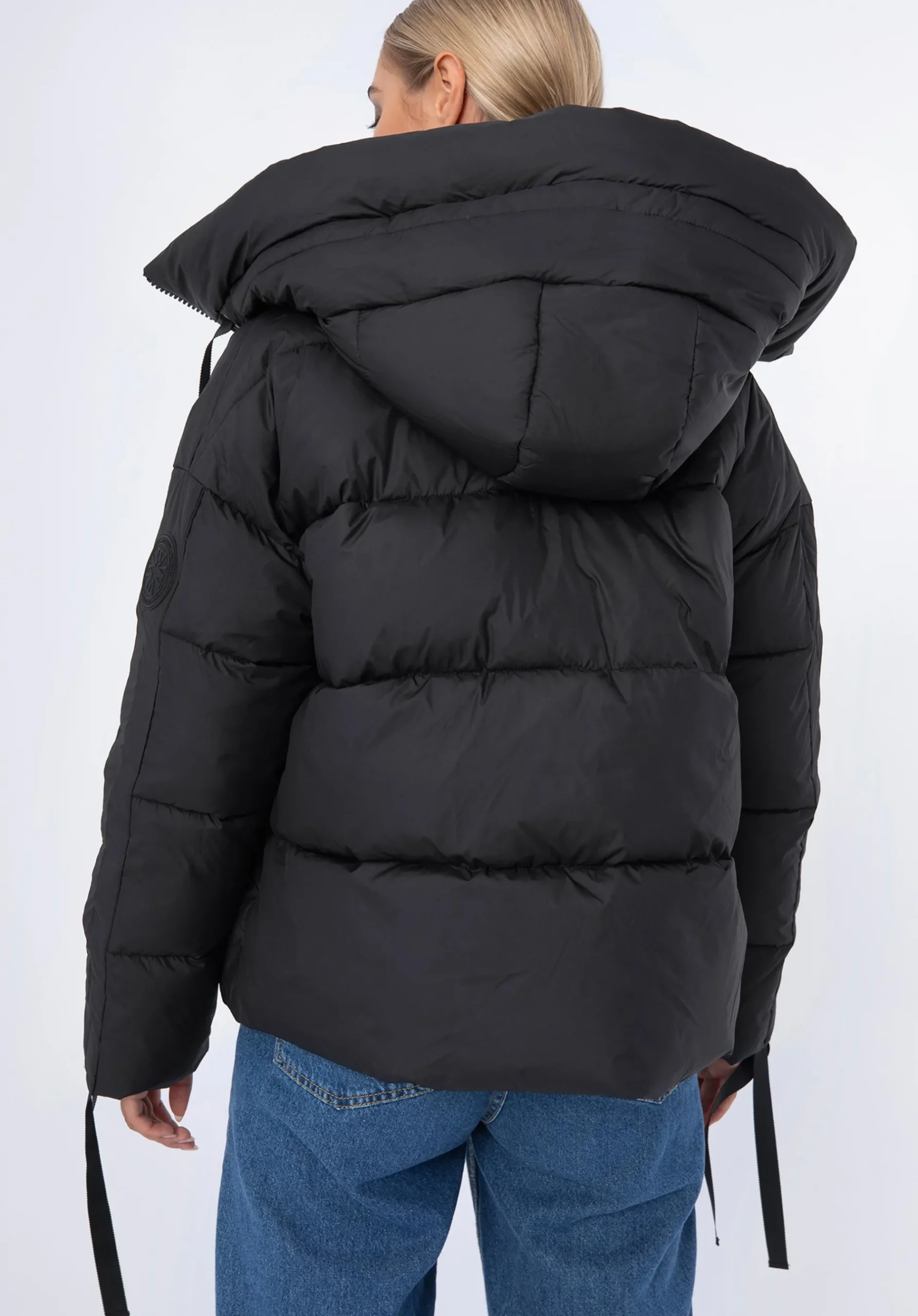 Damska kurtka oversize pikowana ze ściągaczami na rękawach czarna>WITTCHEN Outlet