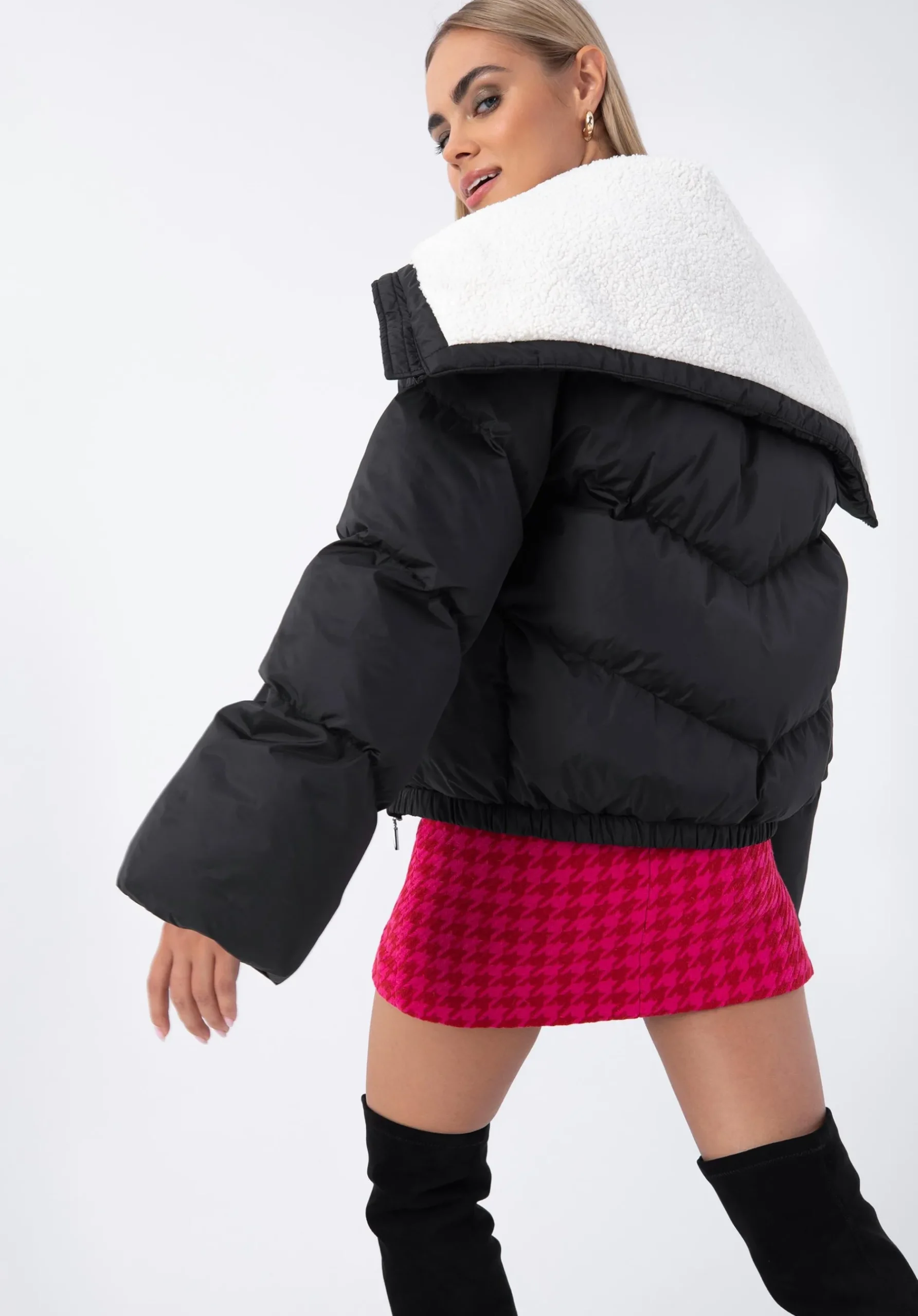 Damska kurtka oversize z kołnierzem podszytym sztucznym barankiem czarna>WITTCHEN Fashion