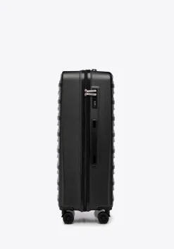 Duża walizka z ABS-u w poziome tłoczenie czarna><noscript><img data-lazyloaded=